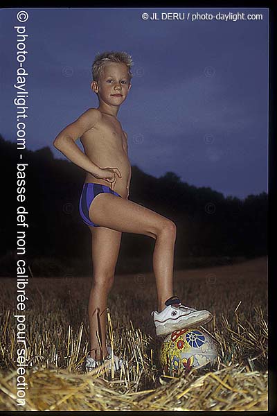 petit garon et son ballon - little boy and his ball